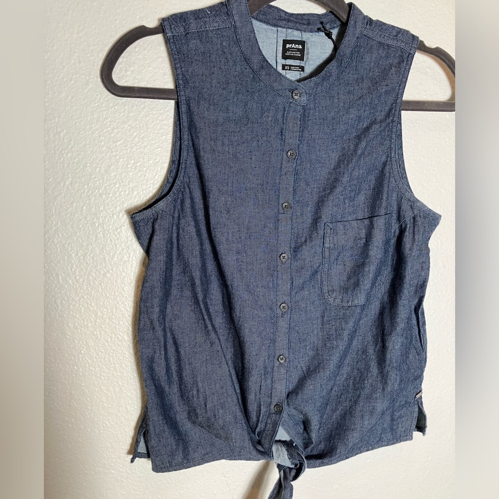 prAna workout NWT sleeveless denim-look center front button‎ closure w/self-tie